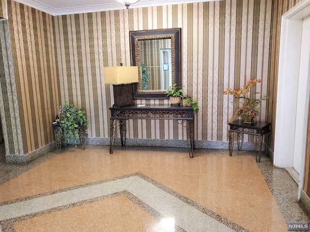 Foto del edificio - 2340 Linwood Ave
