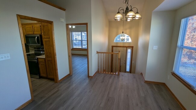 Cocina, dormitorio principal, comedor - 245 SW Chartwell Pl