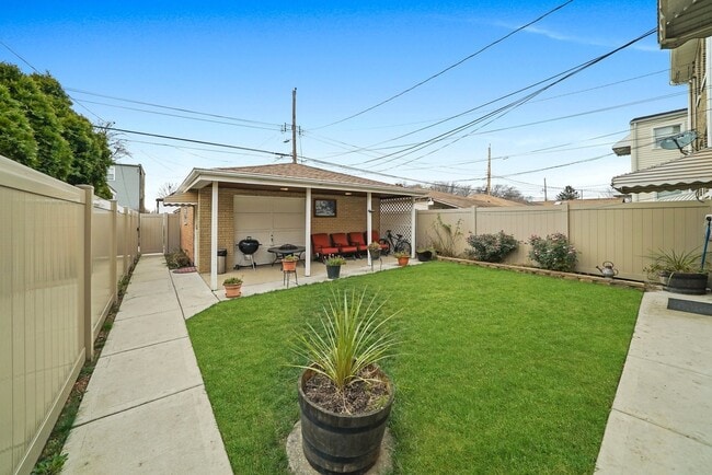 Building Photo - 6022 S Komensky Ave