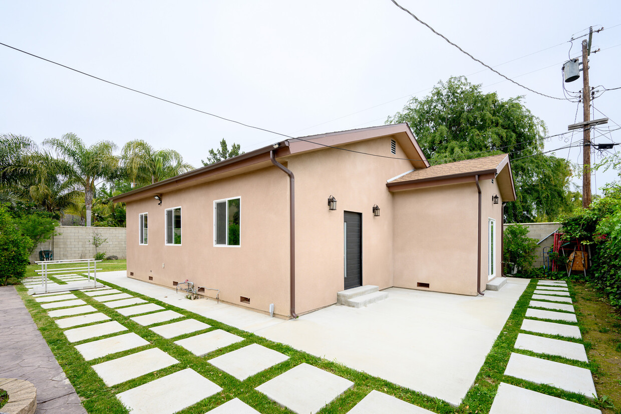 Foto principal - 8808 Enfield Ave