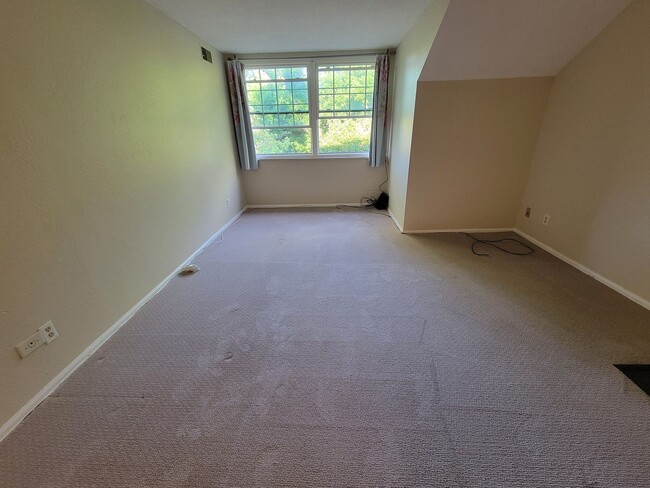 Building Photo - Nicely Updated One Bedroom Condo Available...