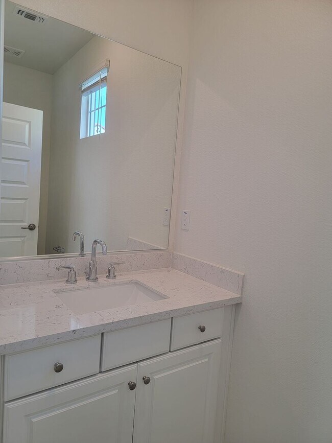 Building Photo - New Lennar Energy Efficient 3 bedroom & 2....