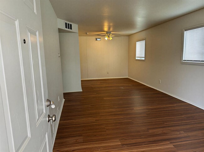 Building Photo - Spacious 4-Bed Home with Garage Near I-225...