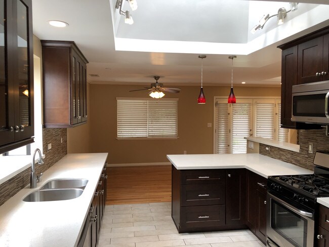 Foto del edificio - 6320 E 5th St