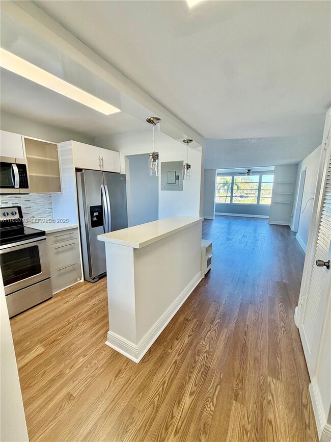 Foto del edificio - 8350 Sunrise Lakes Blvd