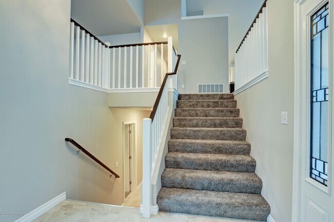 Building Photo - Live in luxury and style in this new, mode...