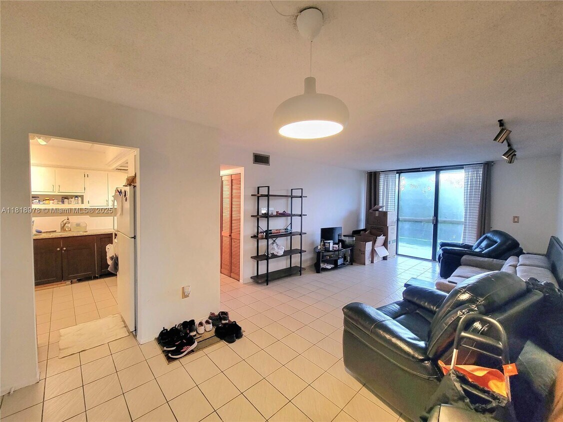 Foto principal - 2500 NE 135th St