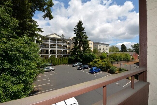 Building Photo - 2100 N 106th St