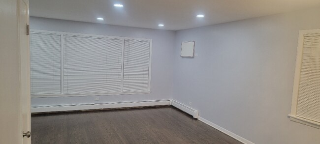 Building Photo - 5841 W Touhy Ave