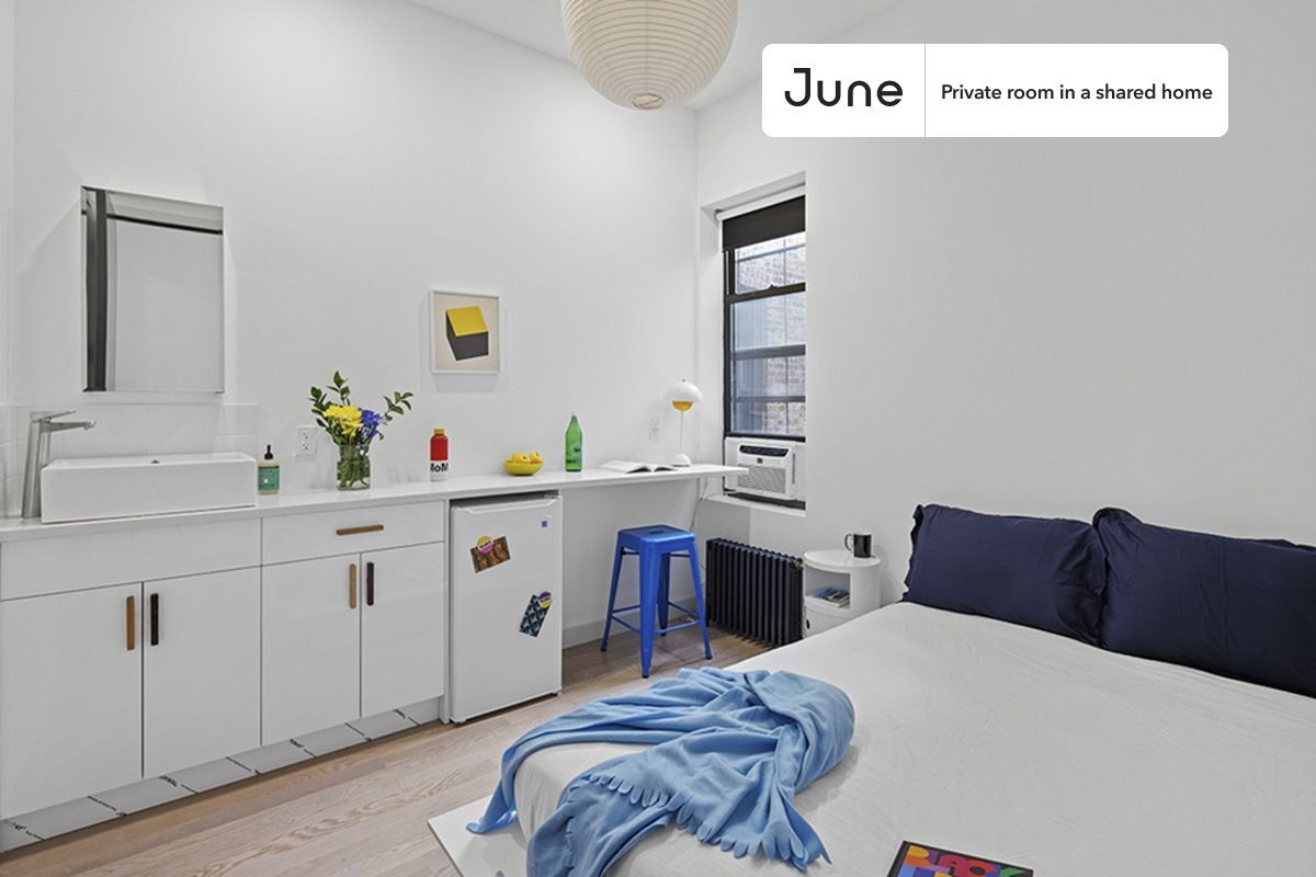 Foto principal - Private bedroom in 3 bed/3 bath Home
