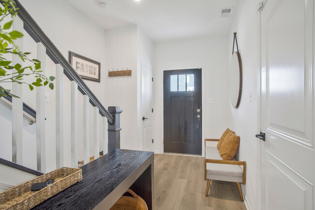 Building Photo - 7033 Fox Glove Ln