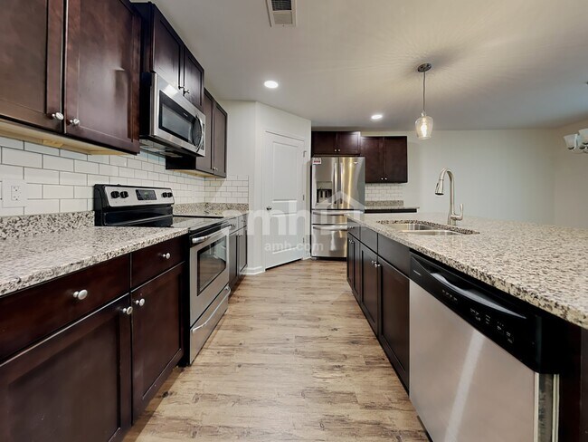 Foto del edificio - 215 Bellflower Cir