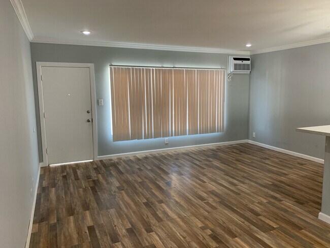 Building Photo - 1028 N Mariposa Ave