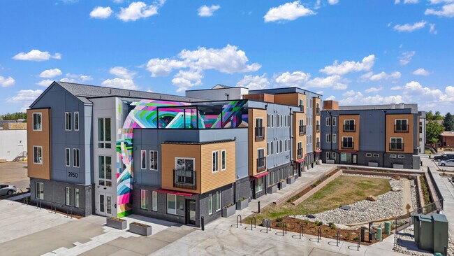 Building Photo - 2950 Hawthorn Ave