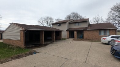 Building Photo - 801 Kerns Dr NE