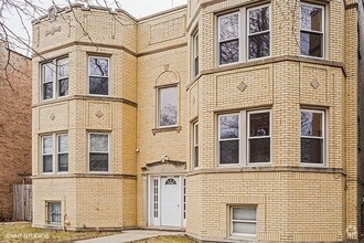 Building Photo - 4242 W Wrightwood Ave