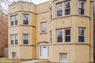 Building Photo - 4242 W Wrightwood Ave