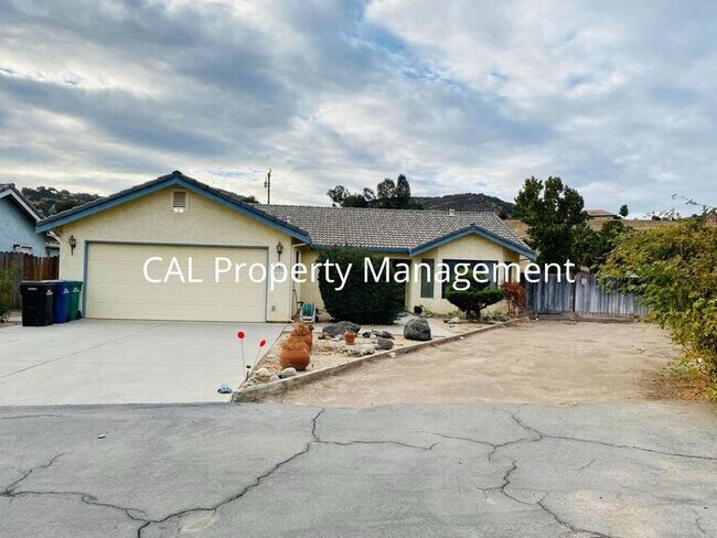 Foto del edificio - Rare 4 bedroom 2 bath rental in Pine Meadow Estates King City!