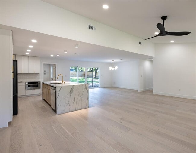 Foto del edificio - 1206 Cloverleaf Dr