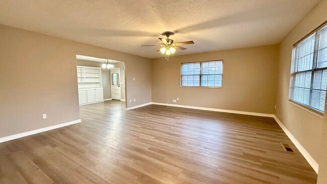 Building Photo - Newly Remodeled 3 Bed 2 Bath Gem in Prime ...