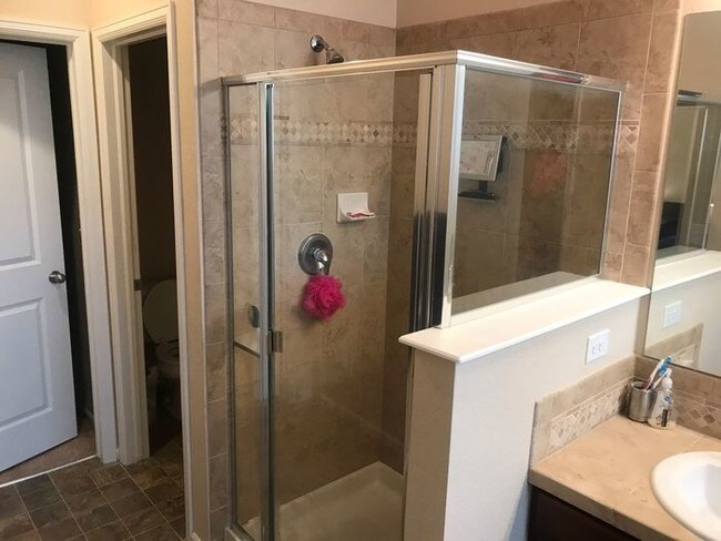 Building Photo - Clean 3 bed 3 bath 2 car GARAGE available NOW