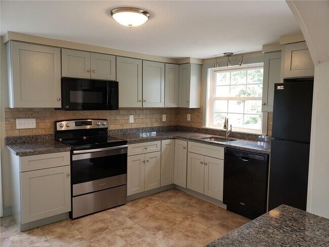 Kitchen - 15 Daytona Ave
