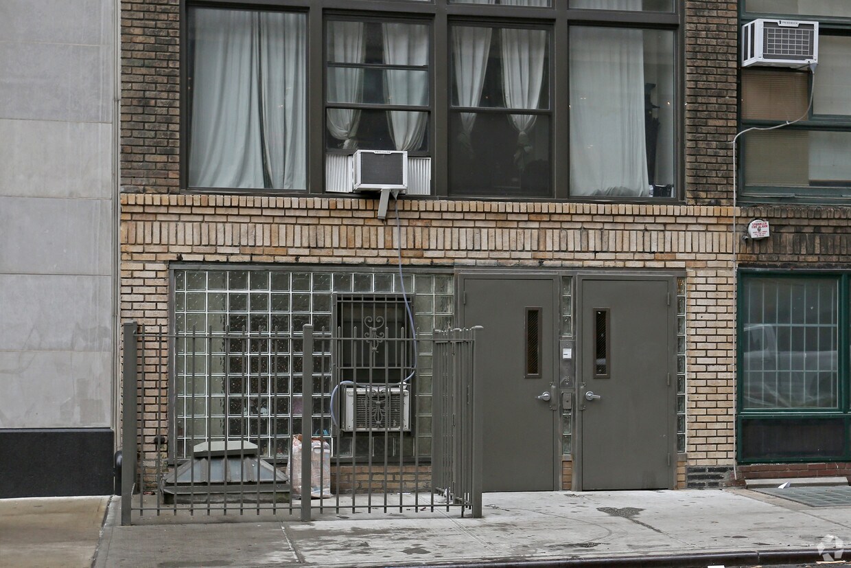 Building Photo - 145 W 21st St