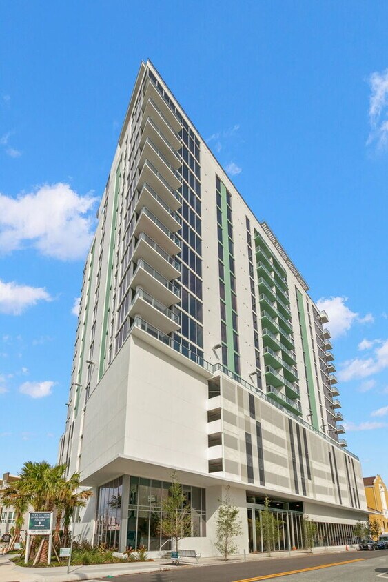 Foto principal - BEAUTIFUL Luxury Condo in Downtown St Pete...