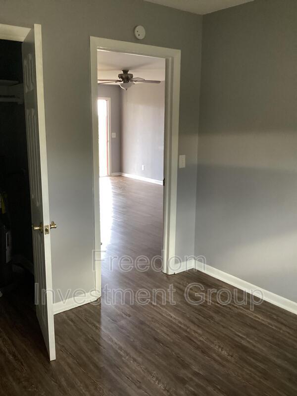Building Photo - 523 Whitecrest Dr