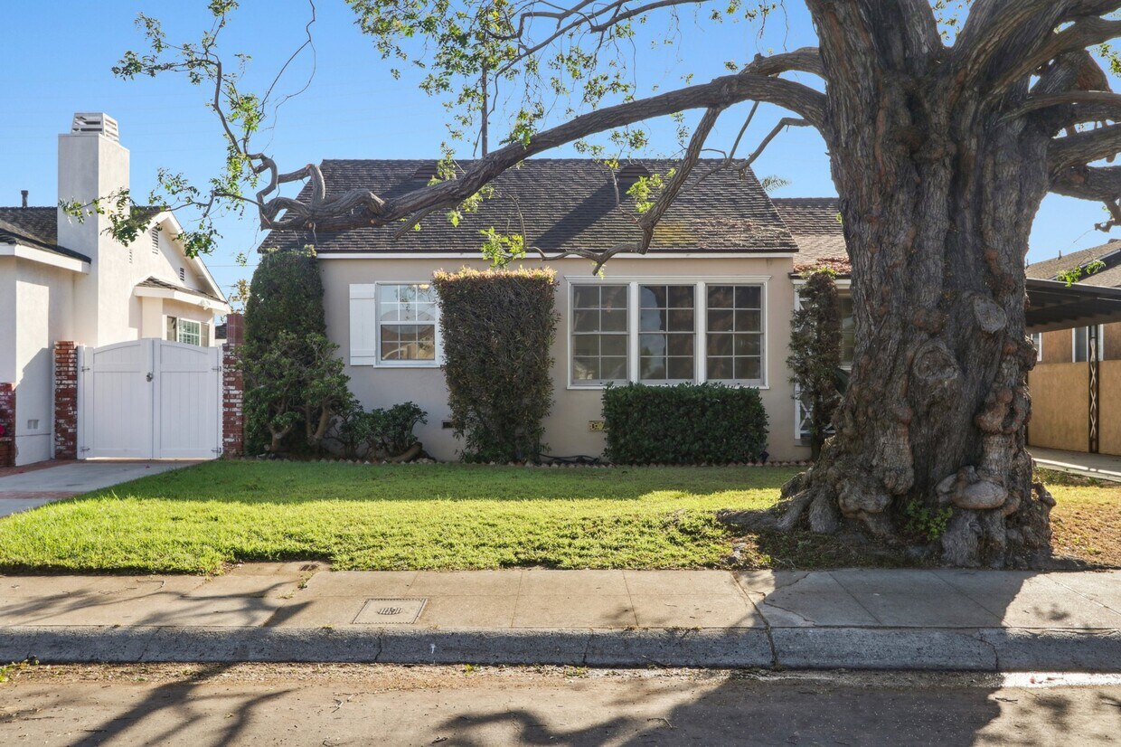 Foto principal - 8426 Alverstone Ave