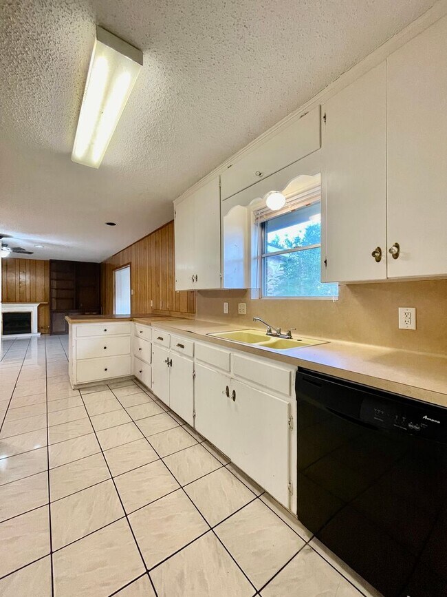 Foto del edificio - Spacious 4 Bedroom Home with multiple livi...