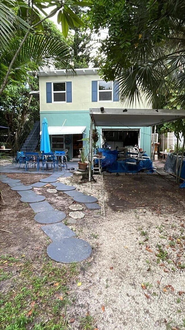 Foto del edificio - 834 SW 11th St