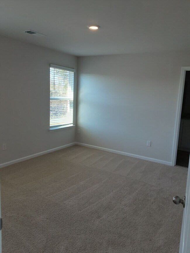 Building Photo - 3 bedroom / 2 bath Brand New Smart Home