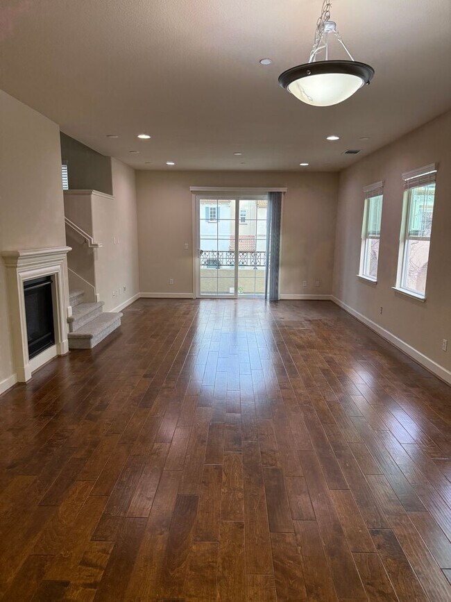 Foto del edificio - SPACIOUS 3 BEDROOM, 3.5 BATHROOM TOWNHOUSE IN AN EXCELLENT LOCATION. GARAGE. LAUNDRY. BALCONY. A ...