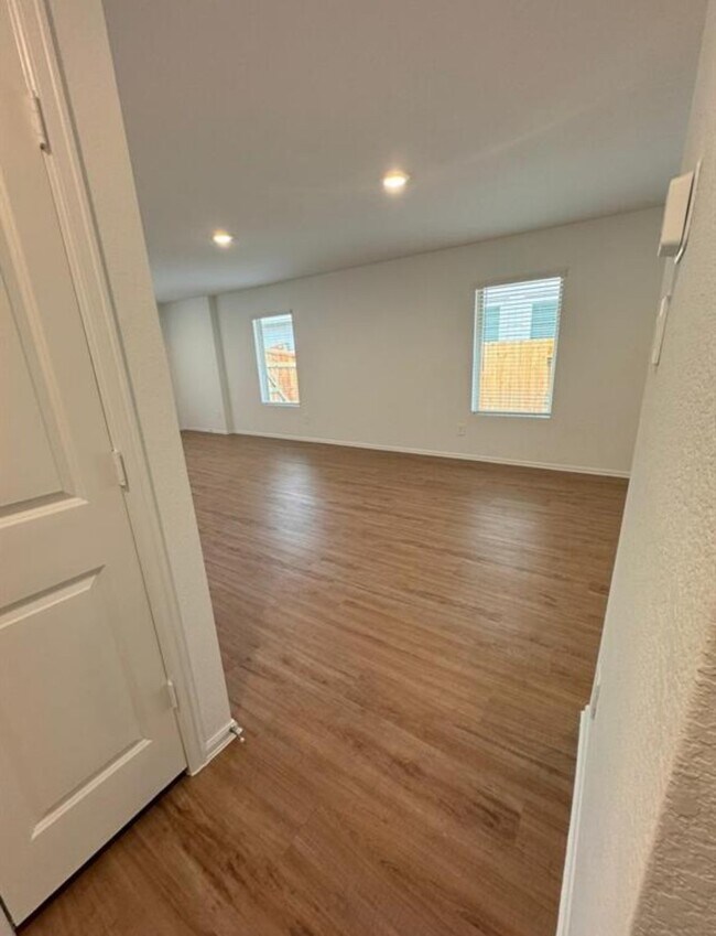 Foto del edificio - 22483 Douglas Ct