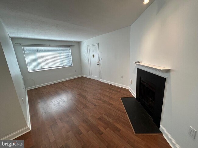 Foto del edificio - 3819 Davis Pl NW