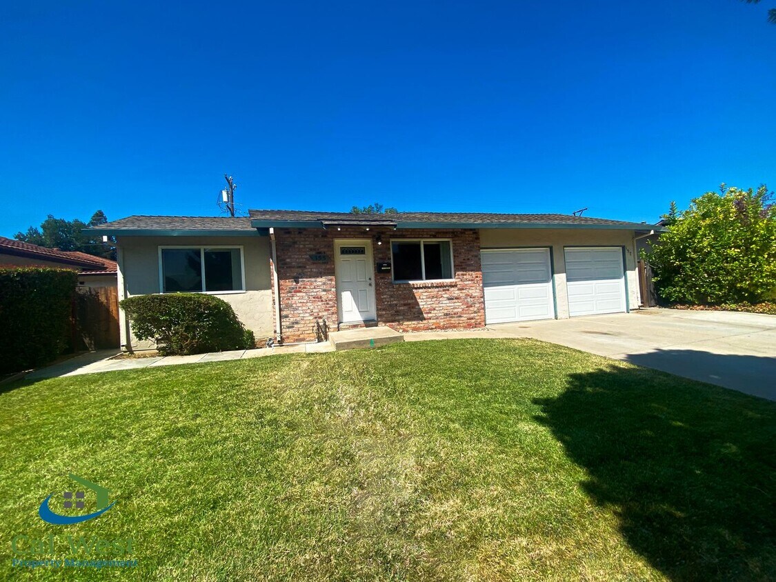 Foto principal - $3195 - Remodeled 2Bed/1 Bath Duplex in th...