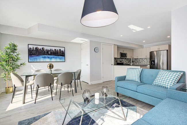 Photo du bâtiment - Fully furnished private rooms! All-Males a...