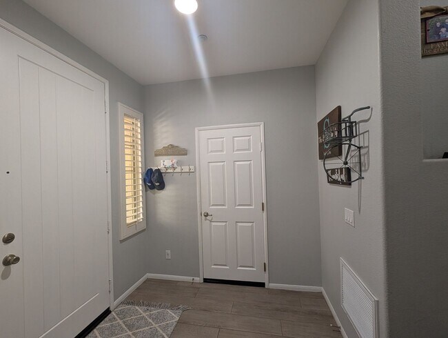 Foto del edificio - Stunning Modern End Unit Tri Level Condo i...