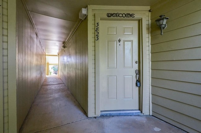 Building Photo - 11201 Lynbrook Dr