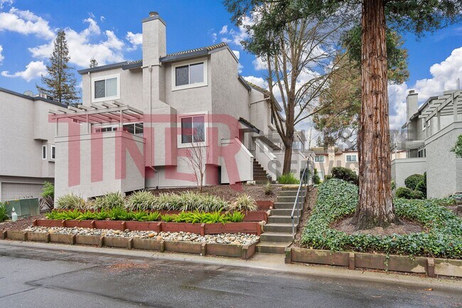 Building Photo - Well appointed townhome in highly desireab...