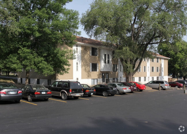 Building Photo - Recently updated apartments near to shoppi...