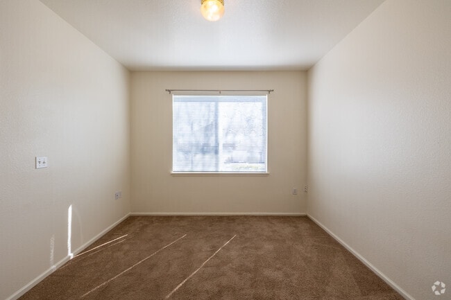 1 habitación, 1 baño - 625 pies cuadrados - Dormitorio - Village at Hampden Town Center