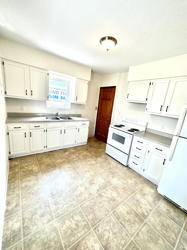 Building Photo - 404 S Wayland Ave