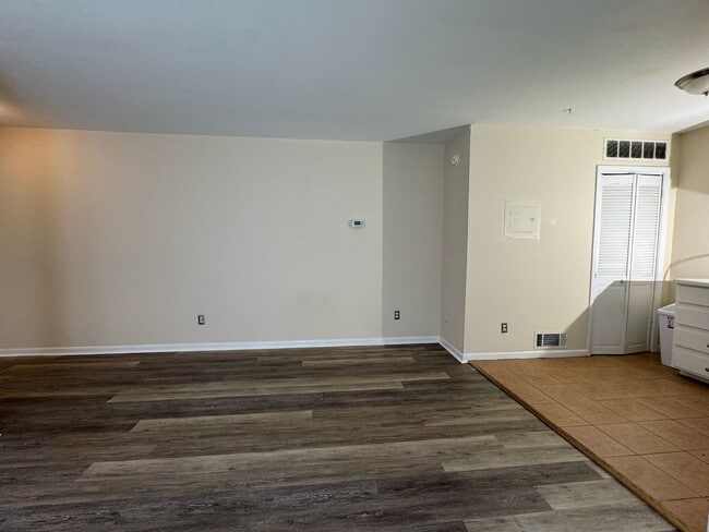 Building Photo - 160 S Lake Dr