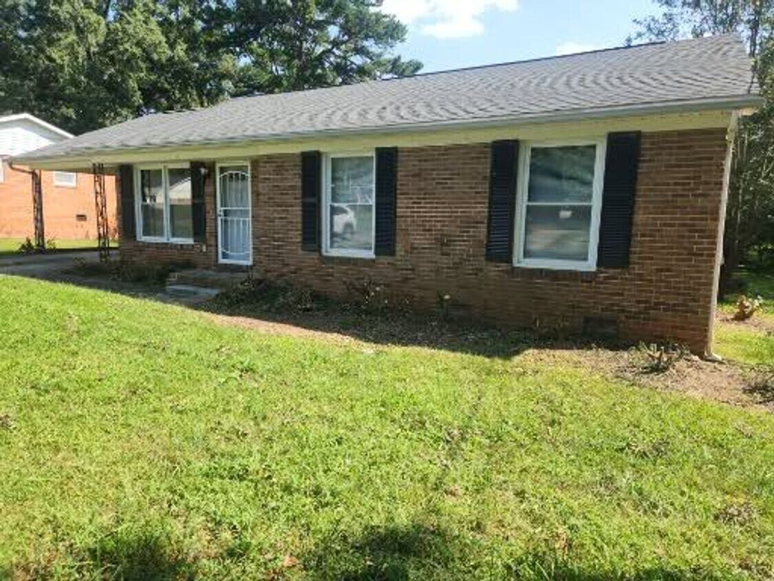 Primary Photo - Three bedroom home near Winston Lake