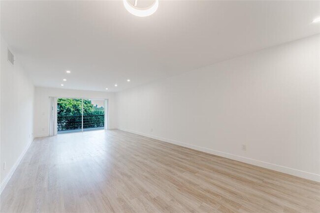 Building Photo - 400 Waterway Dr S