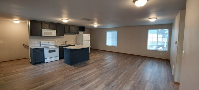 Building Photo - Kent downtown 2nd floor 2-bedroom apartmen...