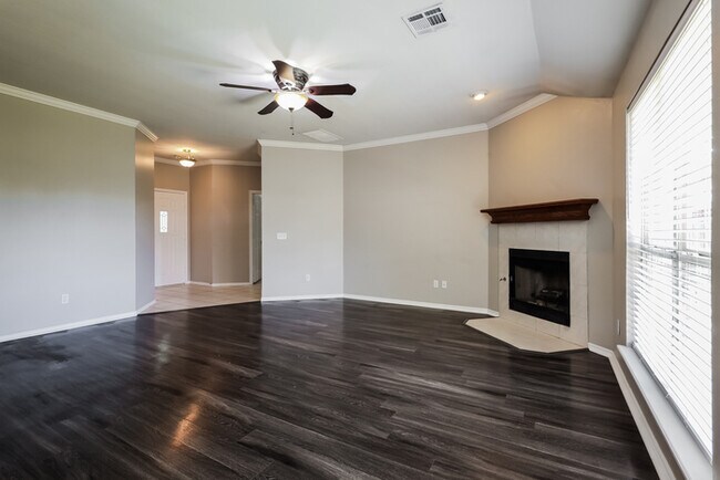 Building Photo - Gorgeous Yukon Home!