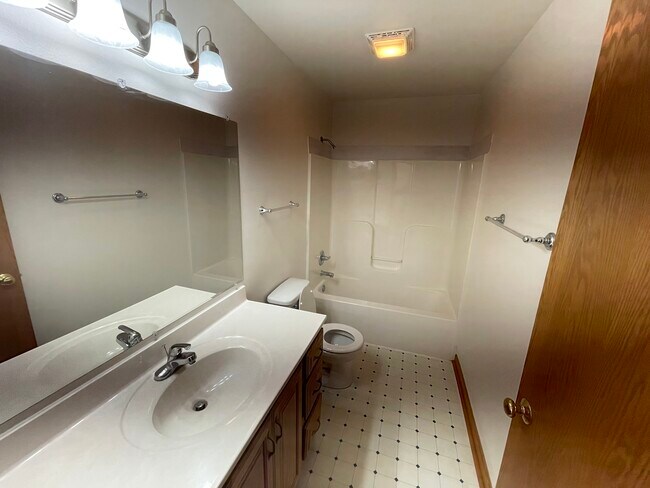 Building Photo - 148 Sater St